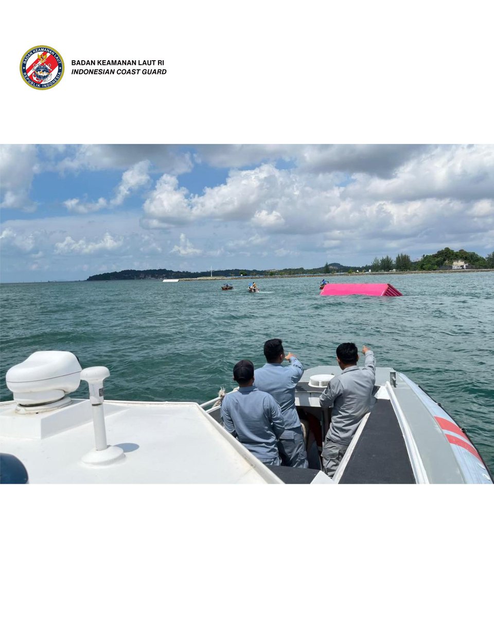 HumasBakamlaRI's tweet photo. Bakamla RI melalui Stasiun Bakamla Batam bergerak cepat mendukung upaya pencarian dan pertolongan (Search and Rescue/SAR) serta pengamanan jalur pelayaran pasca tenggelamnya kapal kargo Golden Star 1 di perairan Selat Singapura. https://t.co/M8mFLQyoS7