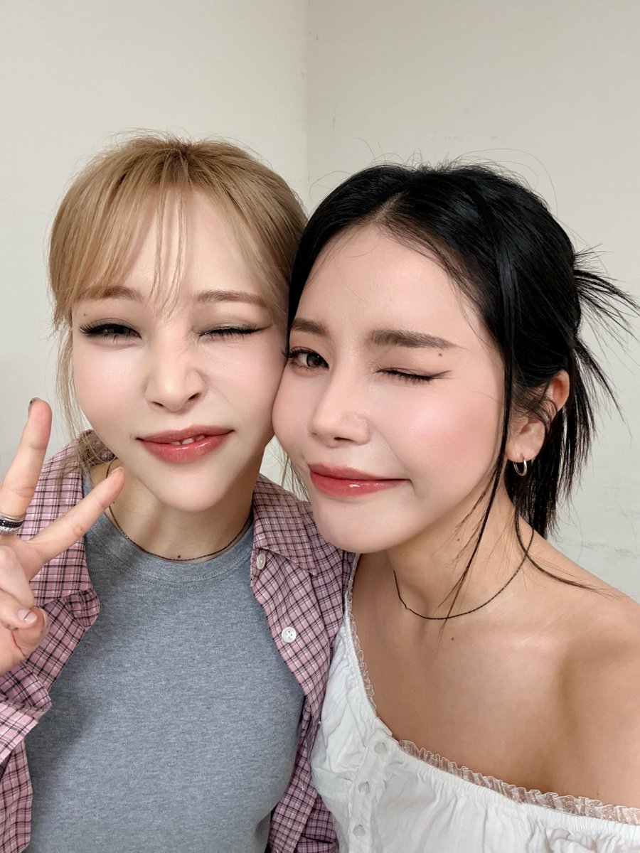 DelfiMoomoo's tweet photo. Yong is mother because she decided to feed all her ships https://t.co/JcLNPBHtBm