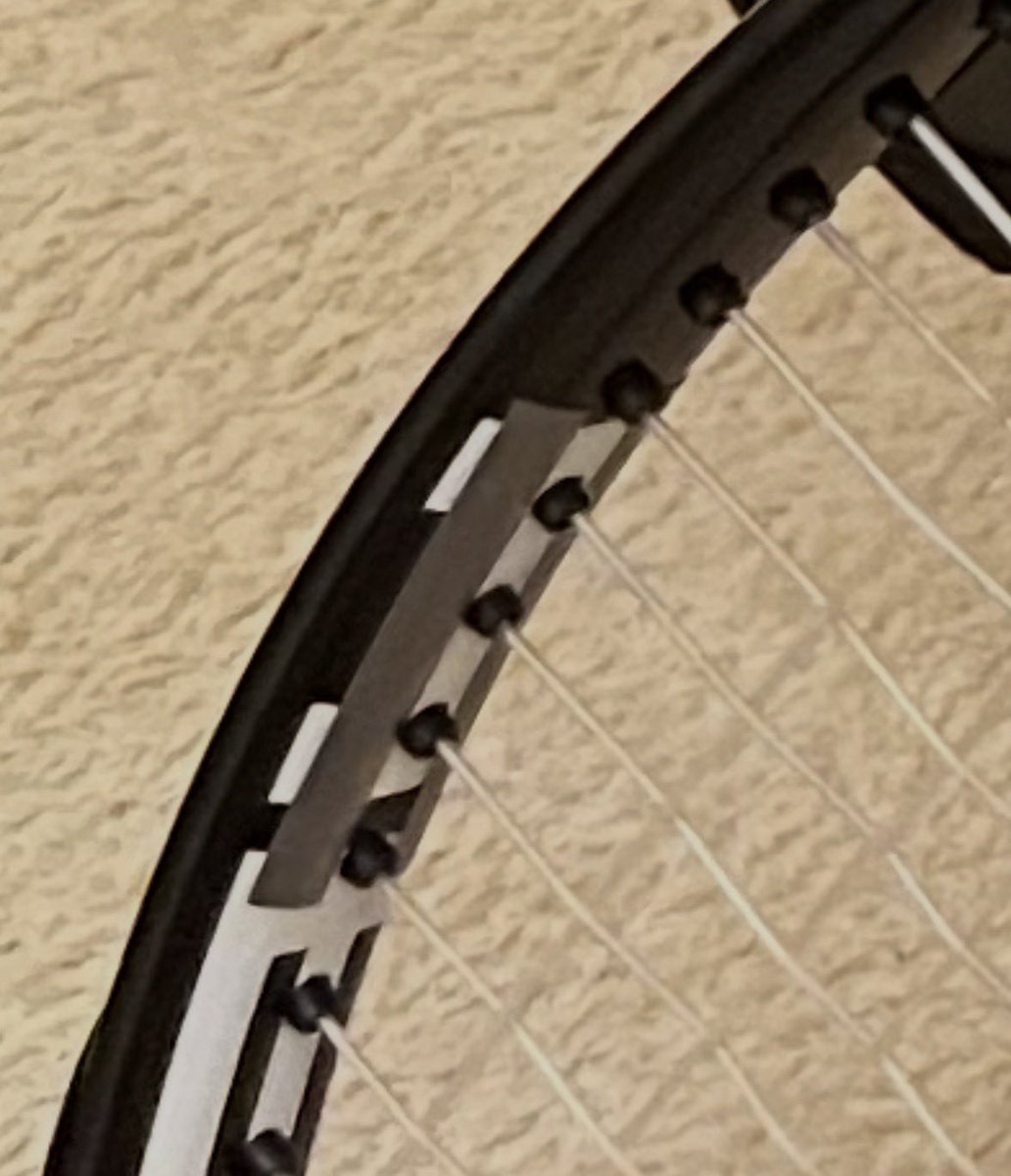 SUN2133's tweet photo. @nisu_tennis 画像のもので、0.5gがストリングの手前と奥に1枚ずつ、フープの反対側にも2枚貼ってあるので、合計2gの加重となります。

10gとなるとこれの5倍の長さになります。 https://t.co/Ux4pLa1LCU
