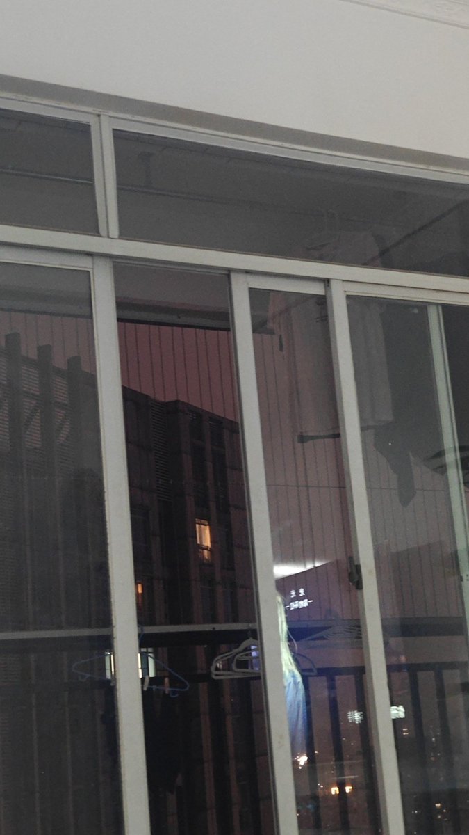 TuneVi57924's tweet photo. 每个人都需要阳台和大电视 https://t.co/O0a4CMz0Qs