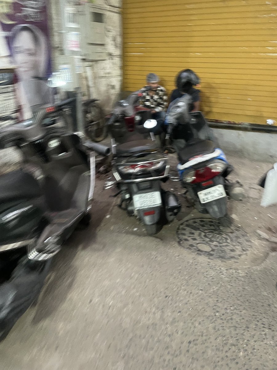 roads39331's tweet photo. नो पार्किंग झोनमध्ये पार्क केलेल्या बाईक
हरियाणा वाला लेन स्टेशन रोड कुर्ला पश्चिम
वृद्ध आणि महिलांना या समस्येचा सामना करावा लागतो आणि आपत्कालीन परिस्थितीत ते कठीण होईल@MTPHereToHelp @CMOMaharashtra @PMOIndia https://t.co/6aVHixp8HV