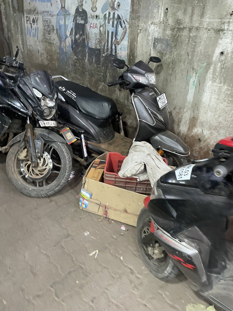 roads39331's tweet photo. नो पार्किंग झोनमध्ये पार्क केलेल्या बाईक
हरियाणा वाला लेन स्टेशन रोड कुर्ला पश्चिम
वृद्ध आणि महिलांना या समस्येचा सामना करावा लागतो आणि आपत्कालीन परिस्थितीत ते कठीण होईल@MTPHereToHelp @CMOMaharashtra @PMOIndia https://t.co/6aVHixp8HV