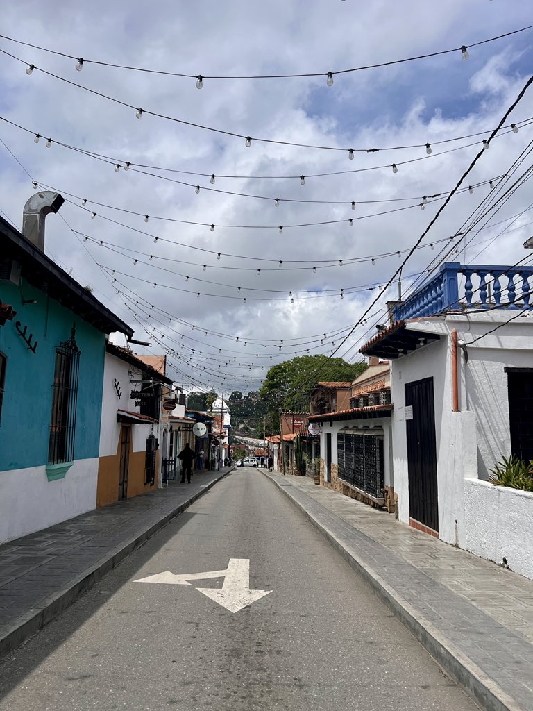 Latinuck's tweet photo. Por aquí ando 🥾🥾👀 https://t.co/ABOJMPOXUa