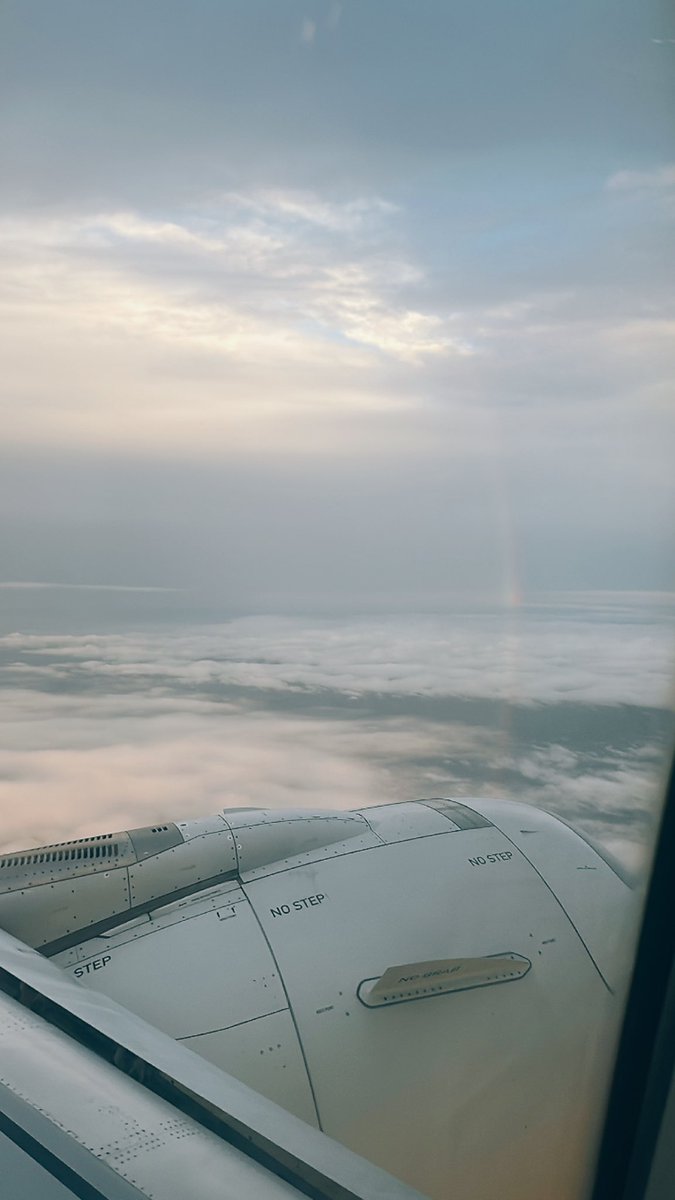 0210Bonds's tweet photo. 初めて雲の上から虹見た🌈
同時に2つも🌈🌈 https://t.co/DQQVAlPgc6