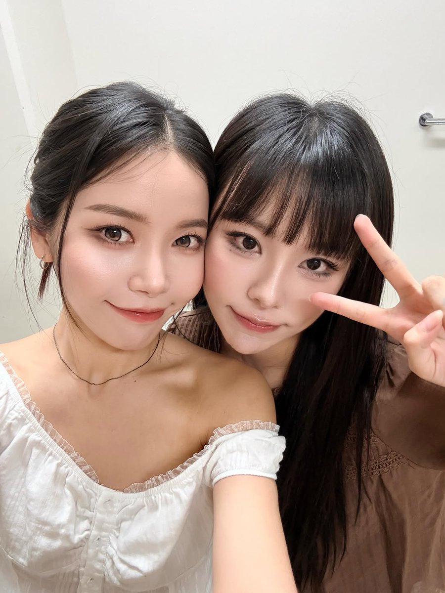 EllyTheMoo's tweet photo. bless our best leader Kim Yongsun for giving us pics of every subunit she's in and soooo many ot4 pics I love them sm

#MAMAMOO #마마무 https://t.co/5tKeuyuijA