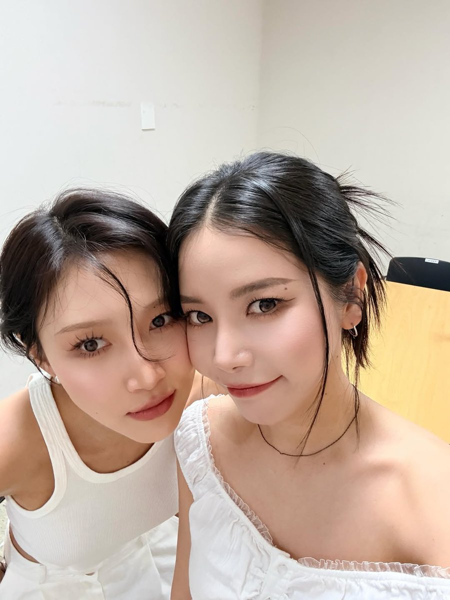 EllyTheMoo's tweet photo. bless our best leader Kim Yongsun for giving us pics of every subunit she's in and soooo many ot4 pics I love them sm

#MAMAMOO #마마무 https://t.co/5tKeuyuijA