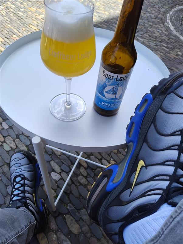 SkaterFozze's tweet photo. Enjoying that sunny day on my holidays with a cold beer - cheers guys 😎

#skaterfozze #niketn #gaynike #nikeairmaxplus #airmaxplus #kissmyairs #footlocker #scally #proll #kiffeur #chav https://t.co/03pkJfFgJi