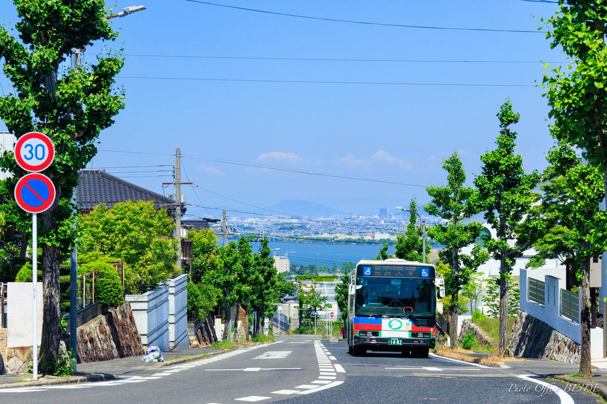 BROTHER96's tweet photo. 琵琶湖が見える高台の住宅地
こういう場所のスナップ撮影は楽しい

帰り、自転車で一気に坂道を下るのが
めっちゃ楽しいw

あ、交通ルールは守ってますので。 https://t.co/6XuADpetQV
