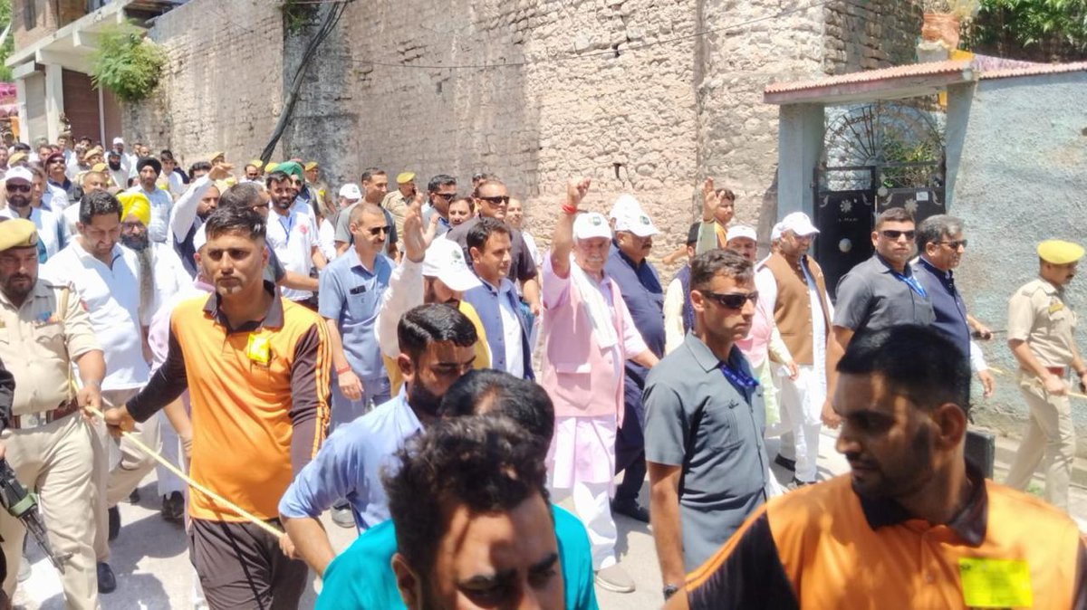 bungo_chenglei's tweet photo. Poonch witnessed a remarkable display of public spirit today. The growing support for #JKUnitedAgainstDrugs reflects the success of efforts by @OfficeOfLGJandK to encourage community participation against the drug menace. https://t.co/HyrLe29QwL