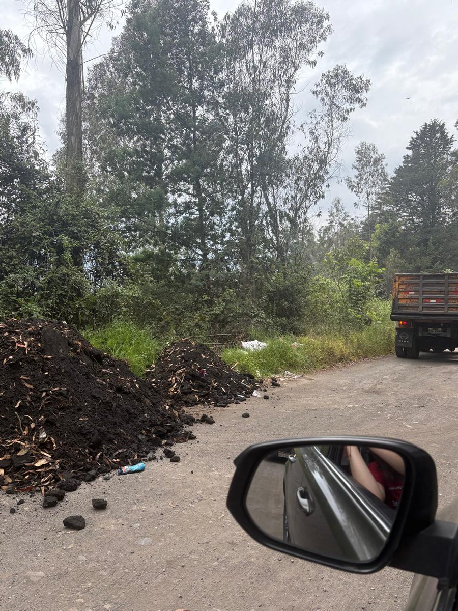 marqueinsDQ's tweet photo. @AMT_Quito @amcquito esta volquete descarga escombros en la calle en la vía entre la uide y salida al peaje. Ojala se pueda hacer algo con esta evidencia. https://t.co/jCcskJw1Rc