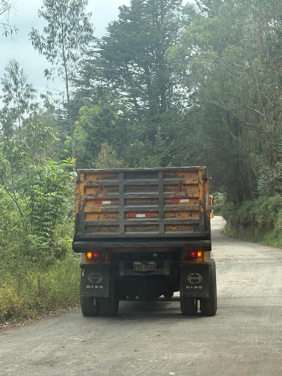 marqueinsDQ's tweet photo. @AMT_Quito @amcquito esta volquete descarga escombros en la calle en la vía entre la uide y salida al peaje. Ojala se pueda hacer algo con esta evidencia. https://t.co/jCcskJw1Rc