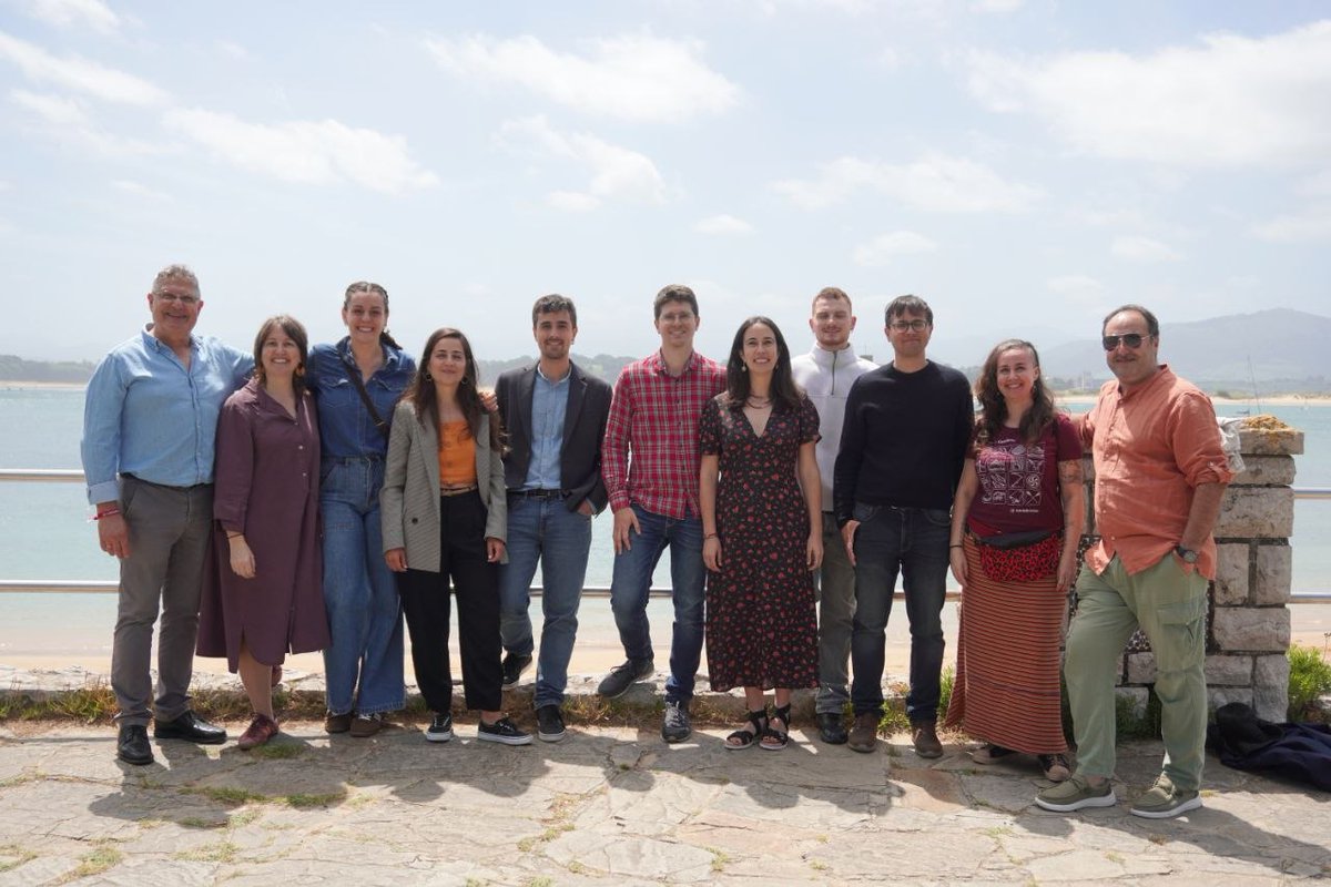 JuditGutirrez's tweet photo. El Día Infantil es uno de esos días bonitos que tenemos en Cantabria.  Y qué bien acompañada ¡Ojalá otros 48 años más! ♥️💢 https://t.co/EReUUL0NSp