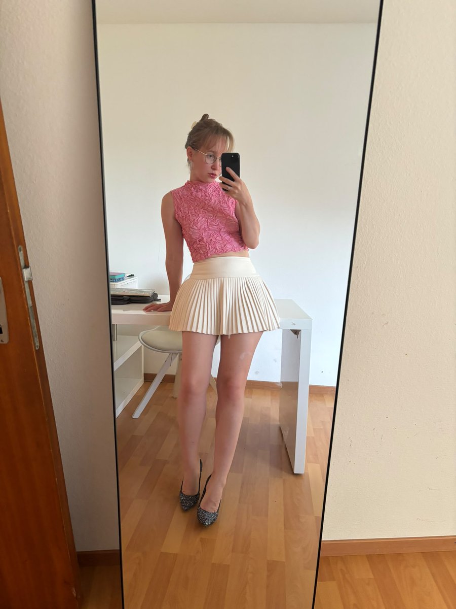 kateryna30363's tweet photo. Good night 💋💄👠 https://t.co/oJFL8qyfhU