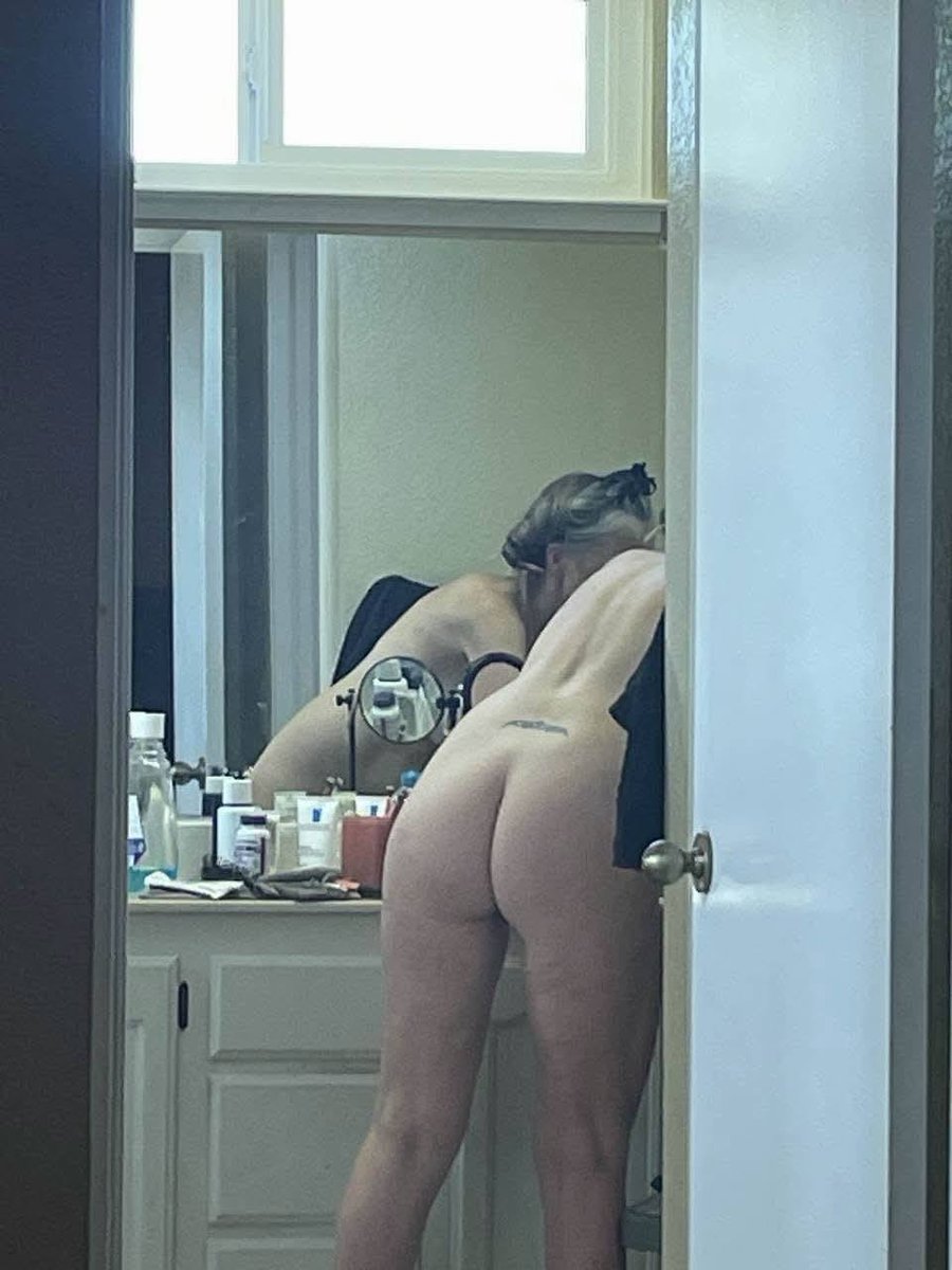Veronicascuck's tweet photo. Message if you can tribute edit or expose my UNAWARE WHITE MILF MOM and her phone number https://t.co/E9HlUag48Y