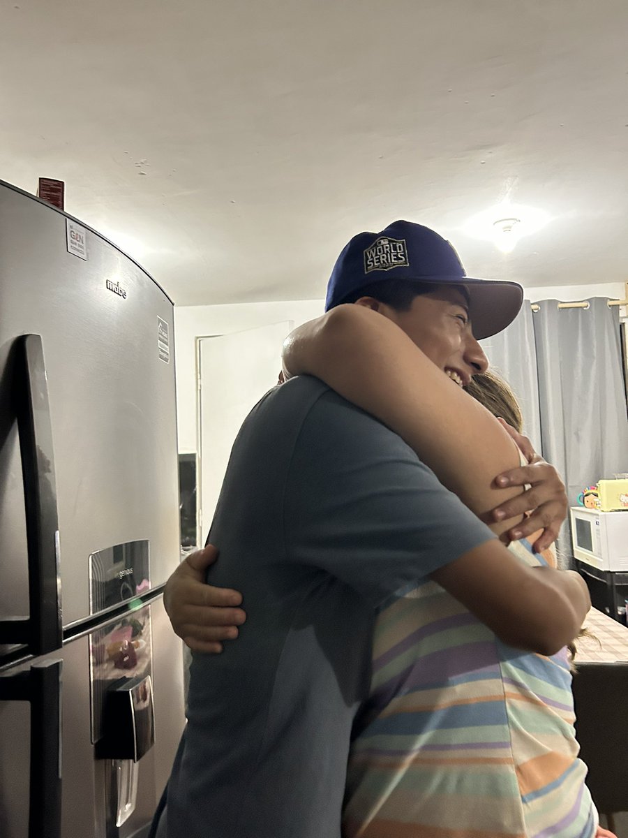 litgar90's tweet photo. El amor de mi vida abrazando al amor de mi vida❤️ https://t.co/Pc3w1vERAy