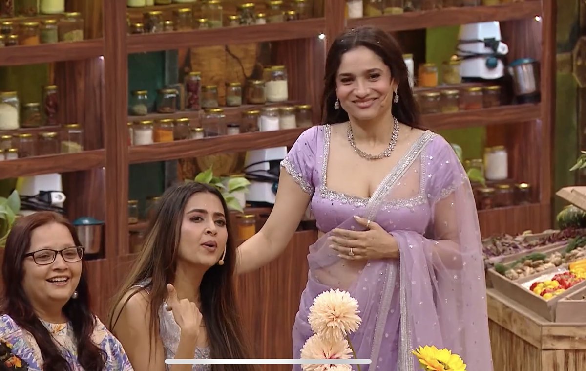 tejadmirer's tweet photo. I’m genuinely grateful to Ankita for being the only one that day who made sure that Teju didn’t feel alone &amp; sat with her along with the audience while everyone else including her so called fiancé was making fun of her.

#TejasswiPrakash #TejRan #LaughterChefs3
@itsmetejasswi https://t.co/4J5OBZ3XGU