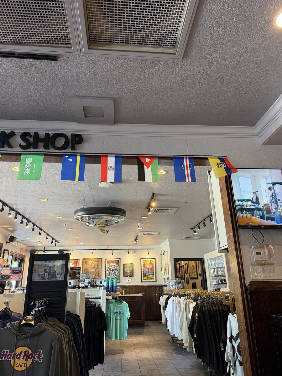 belenpoisson_'s tweet photo. Encontre una bandera de Paraguay en un restaurante, todo lo tomo como una señal!!! https://t.co/AObCP4R0U5