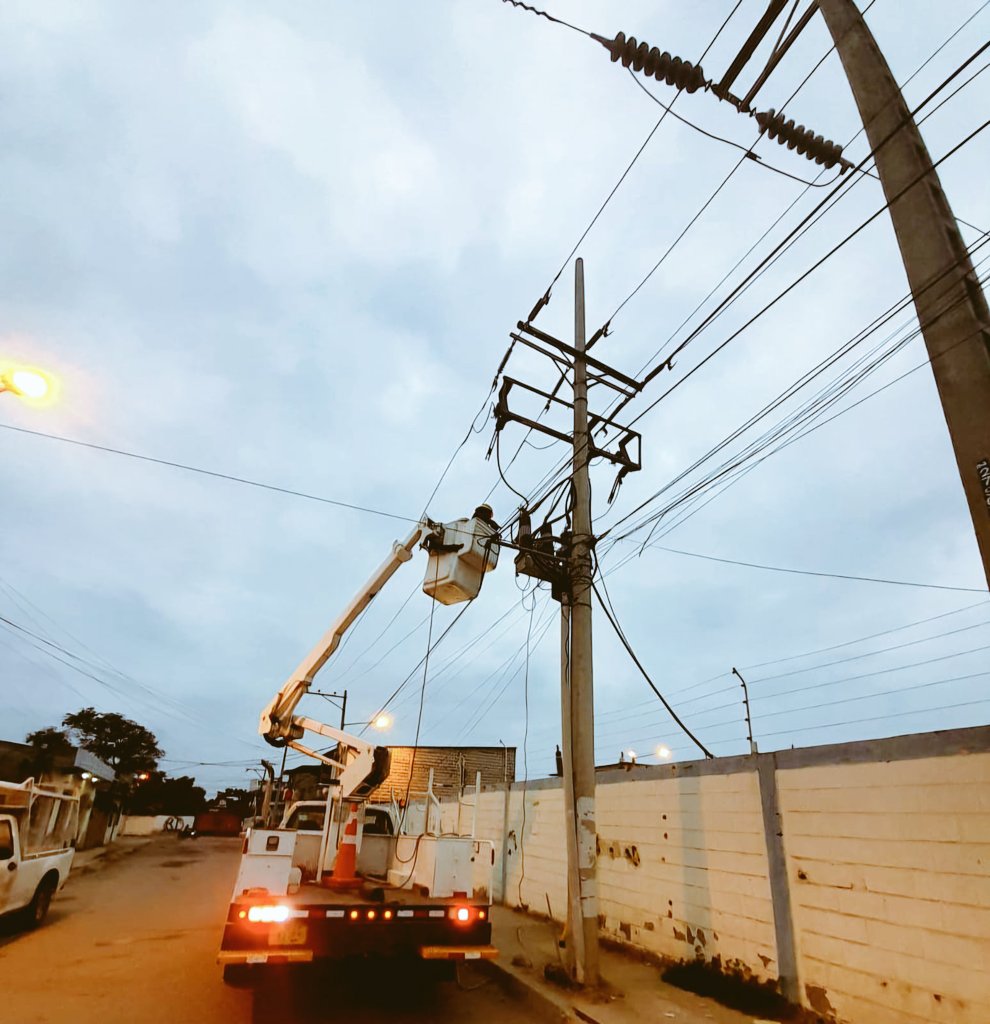 CNEL_EP's tweet photo. ✅ PLAYAS

Desde las primeras horas de este día, el equipo técnico de CNEL EP ejecutó trabajos de mejoramiento en la red eléctrica que abastece al sector comprendido entre el barrio El Sol y Mar Shopping, hasta el km 3 de la vía a Posorja y sus zonas aledañas.

Mediante análisis termográficos realizados previamente, se identificaron y corrigieron oportunamente varios puntos de sobrecalentamiento, permitiendo prevenir posibles fallas ocasionadas por las condiciones climáticas u otras eventualidades.

Estas acciones fortalecen la confiabilidad del sistema eléctrico y contribuyen a mantener la continuidad del servicio, beneficiando a residentes, turistas y actividades comerciales del balneario.