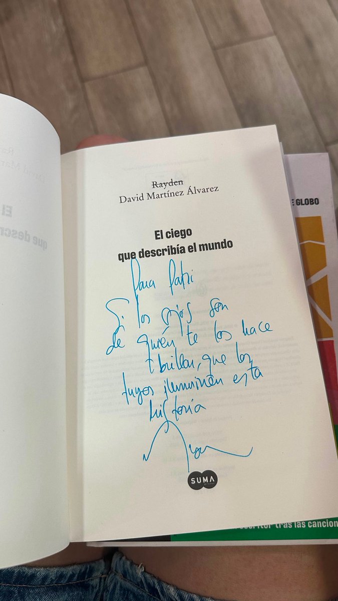 Patrirecue's tweet photo. Mi hermana sabe mi amor por @soyRayden y me ha traído de la feria del libro la dedicatoria de libro más bonita del mundo. Gracias 💖 https://t.co/0GuVUSdqk6