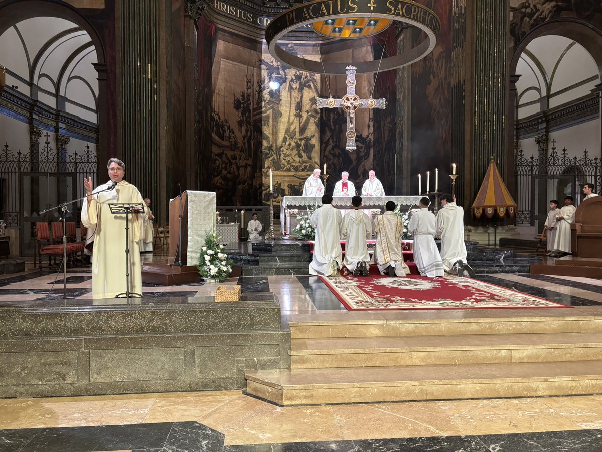 angladarj's tweet photo. Avui hem assistit a la missa de Corpus a la catedral i a la processó pels carrers de Vic.

Per salvar #Vic i Sentfores-La Guixa tan sols queda l’Anglada.

#PrimerElsDeCasa
#SOMI
#ENDRECEMVIC https://t.co/DEhddGAyKZ