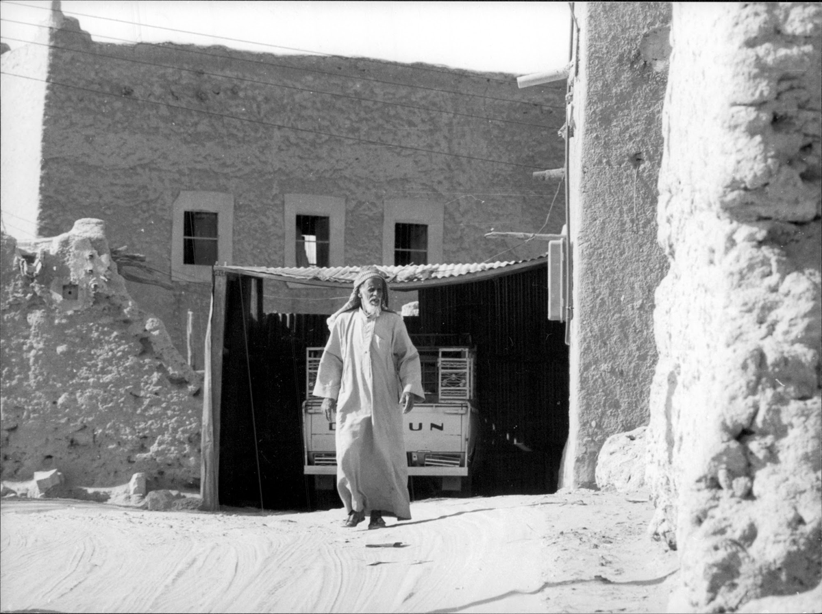 Riyadh_Zamaan's tweet photo. آباؤنا .. وأجدادنا ..
لا زالوا يعيشون جيلهم الجميل
و ينتمون لثقافتهم الأصيلة

ولو خيرتهم بين فيلا حديثة مع أفخم سيارة وبين بيوتهم الطينية مع مركباتهم البسيطة .. لأختاروا الثانية بلا تردد.

لأنها امتداد لحياة أحبوها، وطمأنينة يعز عليهم أن يفقدوها.

#الرياض_زمان #الرياض_القديمة https://t.co/KEA2uCjPUI