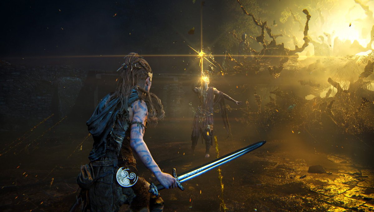 PSInsideFr's tweet photo. OFFICIEL. Senua sortira en 2027, premières infos ⤵️

▪️ Sortie sur PS5, Xbox Series et PC.
▪️ Au lancement sur le Xbox Game Pass. 
▪️ En développement depuis septembre 2024.
▪️ Se déroule après les événements des deux premiers Hellblade. 
- Senua se retrouve piégée dans le Purgatoire, qui prend ici la forme de sa terre natale d'enfance. Elle est entre la vie et la mort et doit guérir les blessures de son passé pour débloquer l'accès à l'au-delà et retrouver ceux qu'elle a perdus.

▪️ Contrairement aux deux premiers Hellblade, Senua est un pur jeu d’action-aventure visant à offrir plus de gameplay, de liberté et de choix aux joueurs. 
▪️ L'équipe souhaite conserver l'âme de la série (narration intime, ambiance forte, psychose de l'héroïne) tout en y ajoutant les mécaniques complètes que les joueurs attendent d'un grand jeu d'action-aventure.
▪️ Tout le studio de Ninja Theory a été mobilisé pour le projet, Project Mara a été annulé.
▪️ Système de combat enrichi : Les combats abandonnent le un-contre-un strict des opus précédents pour intégrer des affrontements contre plusieurs ennemis simultanément, de la verticalité et l'utilisation de l'environnement. Le mot d'ordre est le "choix tactique" (le joueur peut choisir l'infiltration ou l'assaut frontal).
▪️ Senua peut ramasser les armes de ses ennemis (haches, torches enflammées) pour s'en servir à distance ou combattre en dual-wielding (une arme dans chaque main) en plus de son épée principale. 
▪️ Des affrontements de boss plus "fantastiques" et épiques sont également au programme.
▪️ Senua pourra modifier sa perception de la réalité (appelée focus) pour débloquer des passages ou repousser des groupes d'ennemis en plein combat (contrôle de foule).
▪️ Ce n'est pas un monde ouvert, mais une succession de zones interconnectées qui encouragent grandement l'exploration.
▪️ Les mouvements sont plus rapides et dynamiques, avec l'apparition de sauts, de grimpette et d'escalade.