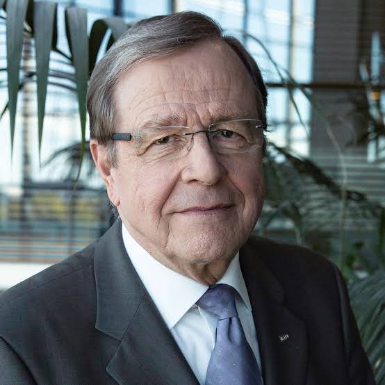 MikaAaltola's tweet photo. Tänään jokaisella on oma kuplansa ja oma totuutensa. 

Lindin rakentama luottamus ei syntynyt teknisestä kikkailusta vaan ihmisestä ja kovasta työstä.

Sivistys ja kieli oli hänelle työväline, ei retoorinen ohimenevä koriste. https://t.co/Dbm91phPQX