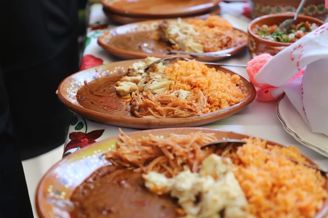 guanajuato's tweet photo. ¡Es hoy, es hoy! Deja de pensarlo más y vente a #Romita al 2️⃣ Festival Gastronómico el Mole de Romita 🍗🥘 ven a comer delicioso con toda la familia con las variedades de mole, escuchar buena música, espectáculos, conocer más sobre la gastronomía de las cocineras tradicionales y más ☺️🙌🏻.