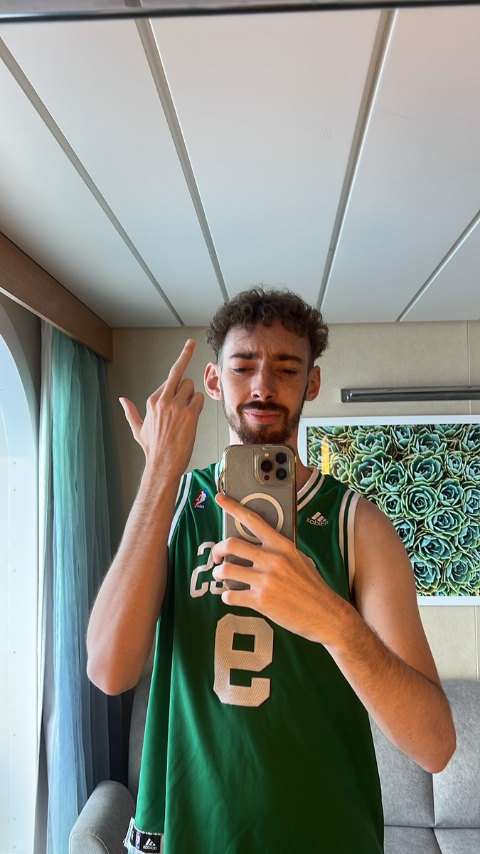 txchty's tweet photo. @sazzy3000 @SilentlySirs @MattWallace888 mirror says you’re a retard https://t.co/VEYLK6U2dx