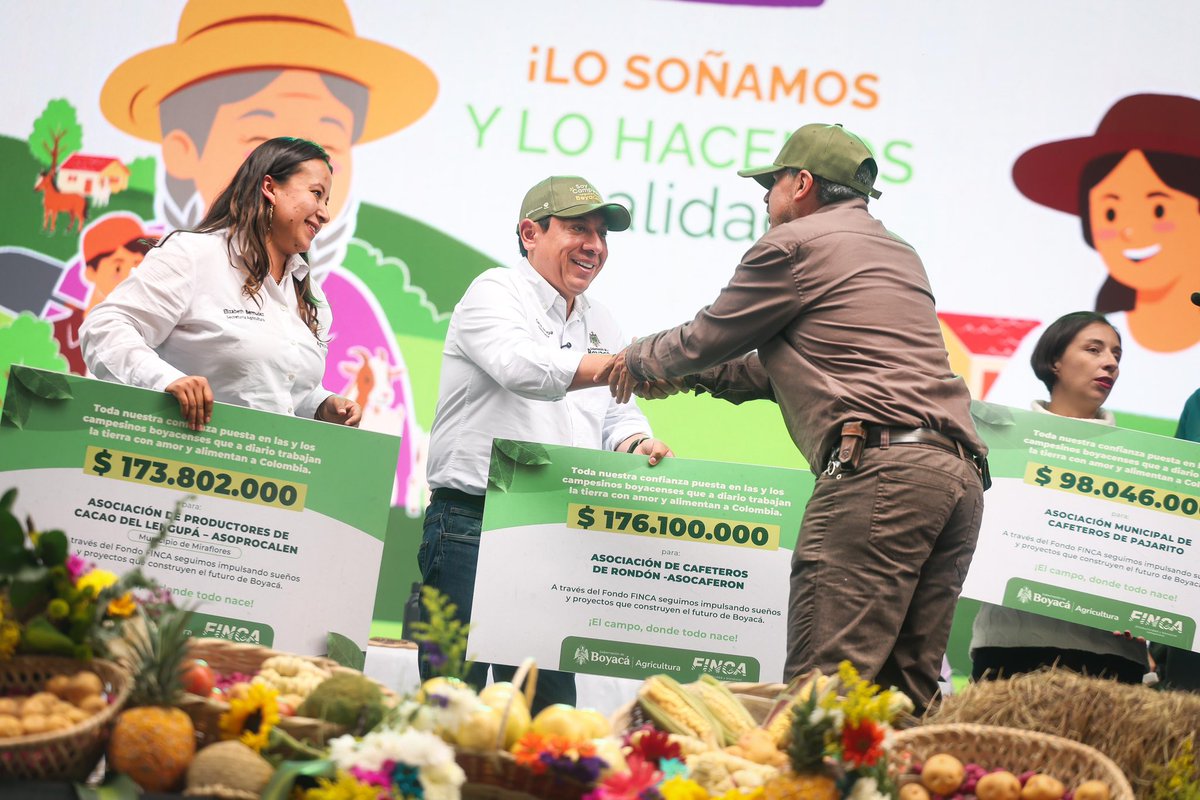 CarlosAmayaR's tweet photo. Continuamos celebrando en Paz de Río el Día del Campesino y la Mujer Rural y Campesina 🤩💚. 

Aquí seguimos junto a la @MinAgricultura , @MCarvajalinoV, entregando herramientas e incentivos para el desarrollo de nuestro campo boyacense:

✅ Cheques a los 19 beneficiarios del Fondo Finca ‘Creemos en el Campo’, para promover la tecnificación, modernización y competitividad del sector agropecuario. 

Hoy le contamos a Boyacá que hemos decidido aumentar los recursos para el fortalecimiento del Fondo Finca, ahora dispondremos del 2.2% de los recursos de libre inversión para impulsar estos proyectos. 

¡Pero eso no es todo!

✅ Hacemos entrega de 217 títulos de propiedad rural que hacen parte del convenio ‘Plan 10 mil Zona Andina’ que tenemos con la Agencia Nacional de Tierras. 

Mi cariño, mi amor y mi esfuerzo diario para que el campo siga progresando 💪🏼.