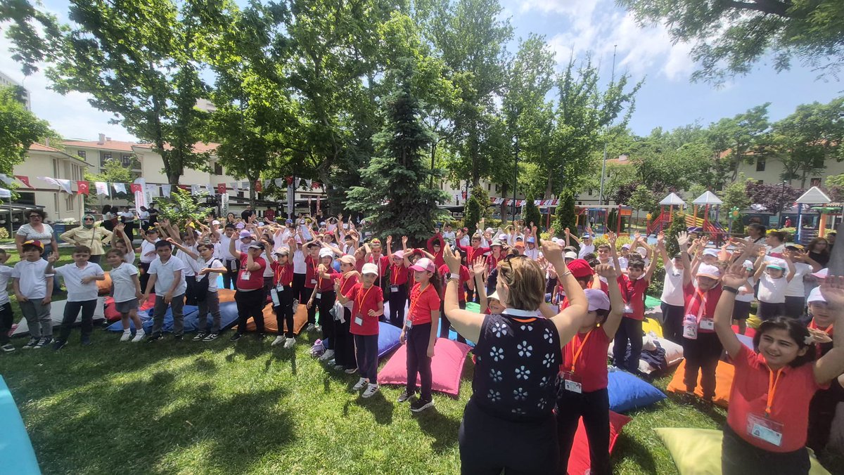 MemAnkara's tweet photo. 🌿 Dünya Çevre Günü’nde Doğa İçin Bir Araya Geldik

5 Haziran Dünya Çevre Günü kapsamında, Müdürlüğümüz ile Çevre, Şehircilik ve İklim Değişikliği İl Müdürlüğü iş birliğinde Saraçoğlu Parkı’nda etkinlik düzenlendi. Programa öğrencilerimiz ve öğretmenlerimiz katılım sağladı.

Etkinliklerde çevrenin korunması, doğal kaynakların verimli kullanılması ve sürdürülebilir yaşam bilincinin geliştirilmesine yönelik çalışmalar gerçekleştirildi. Öğrencilerimiz, çevreye duyarlı bireyler olarak doğaya karşı sorumluluklarını pekiştirme fırsatı buldu.

🌱 Daha temiz ve yaşanabilir bir gelecek için farkındalık oluşturan etkinlikte emeği geçen herkese teşekkür ediyoruz.
@tcmeb @Yusuf__Tekin @AnkaraValiligi @Murat4Kucukali