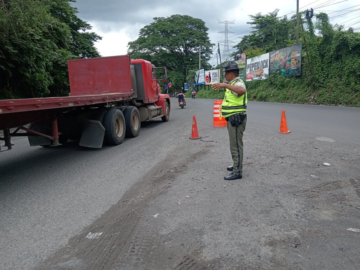 ProvialOficial's tweet photo. 🚦 #Provial mantiene regulación vehicular en el km. 178 de la ruta CA-2 Occidente, Santa Cruz Muluá, Retalhuleu.
⚠️ Conduzca con precaución y siga las indicaciones de los Brigadas.
@GuatemalaGob
@CIV_Guatemala
@mingobguate
@surianobuezo https://t.co/UKjiBHmSWu