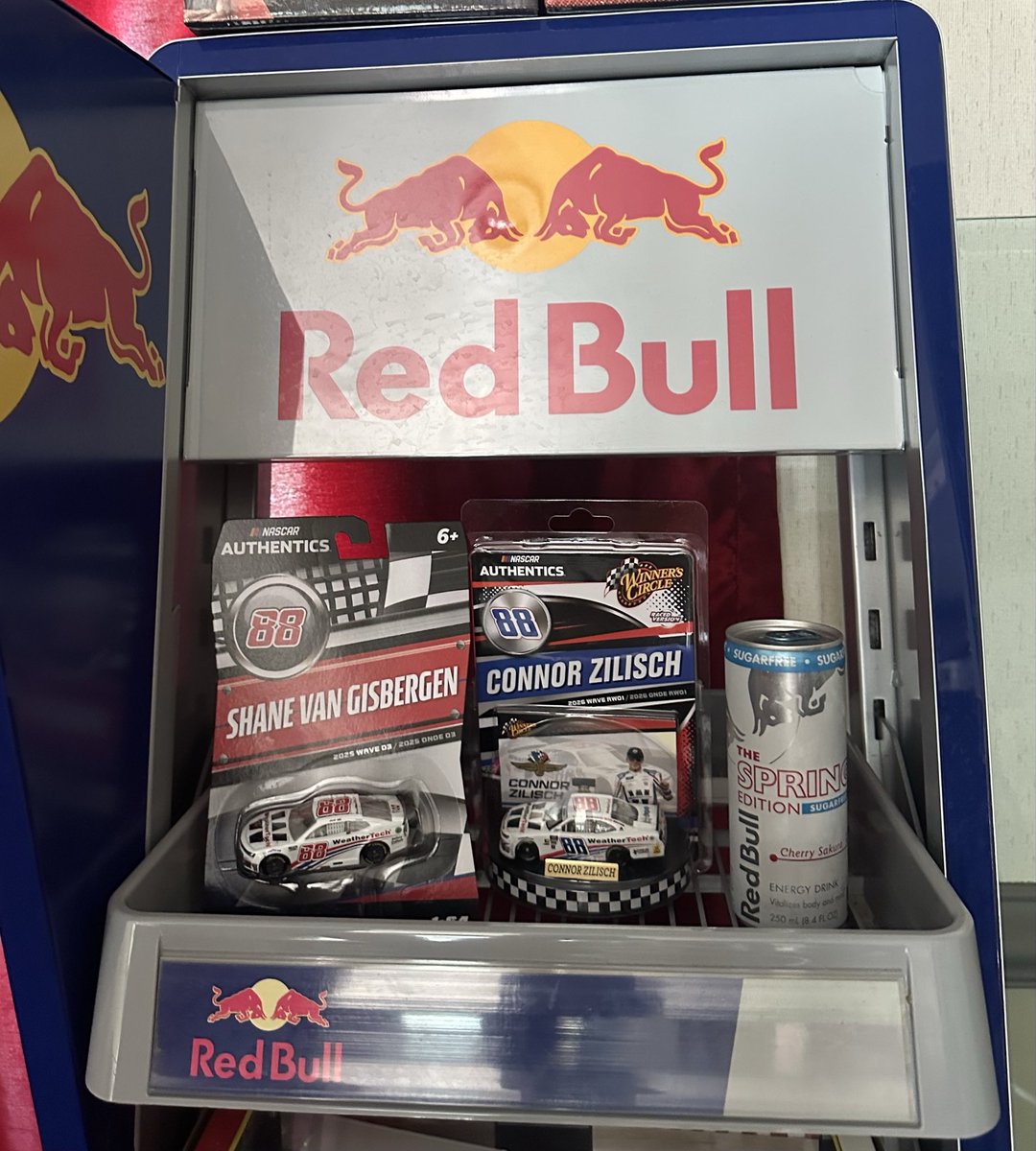 aokmoka's tweet photo. praying to the red bull weather tech shrine 🙏 https://t.co/Ubv4buJmdT
