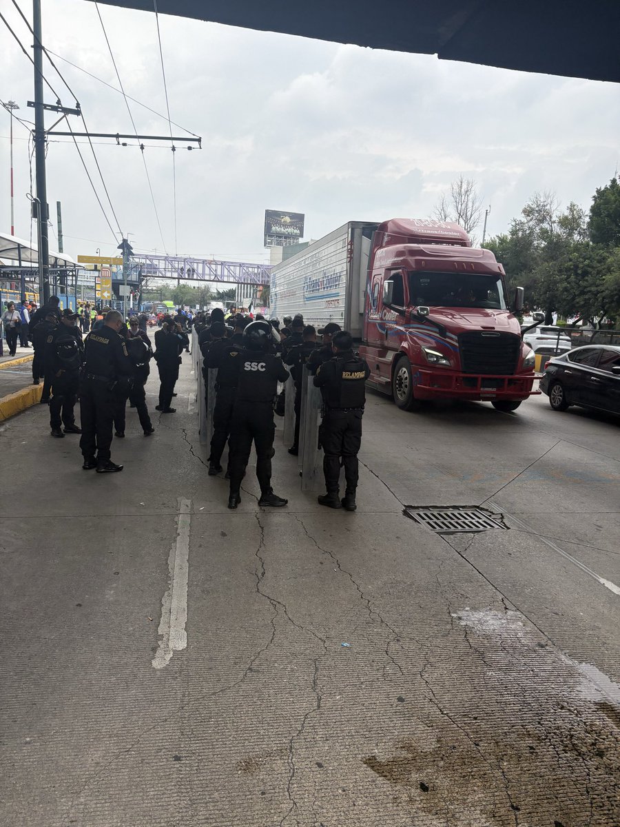 Patmercado's tweet photo. Su "zona segura" para tomar taxis de plataforma, a medio Circuito Interior.  Que forma de hacer TODO mal @AICM_mx vergüenza les debiera dar!!!! https://t.co/zZC6YtpQVN