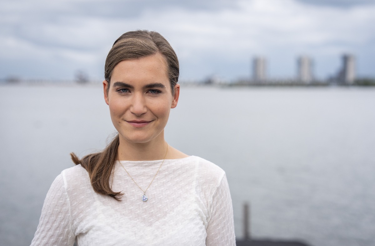 KAFKA_Dev's tweet photo. Parool: Amsterdamse winkeliers geterroriseerd door asielzoekers (vaak Syriërs).
Wapens, bedreigingen, winkels die om 17:00u sluiten uit angst.
Kortom: Lidewij heeft gelijk, OMVOLKING is een FEIT &amp; REMIGRATIE is nodig! 

Doe een ❤️ &amp; RT als je Lidewij steunt! https://t.co/8Amk3Ul8Gt