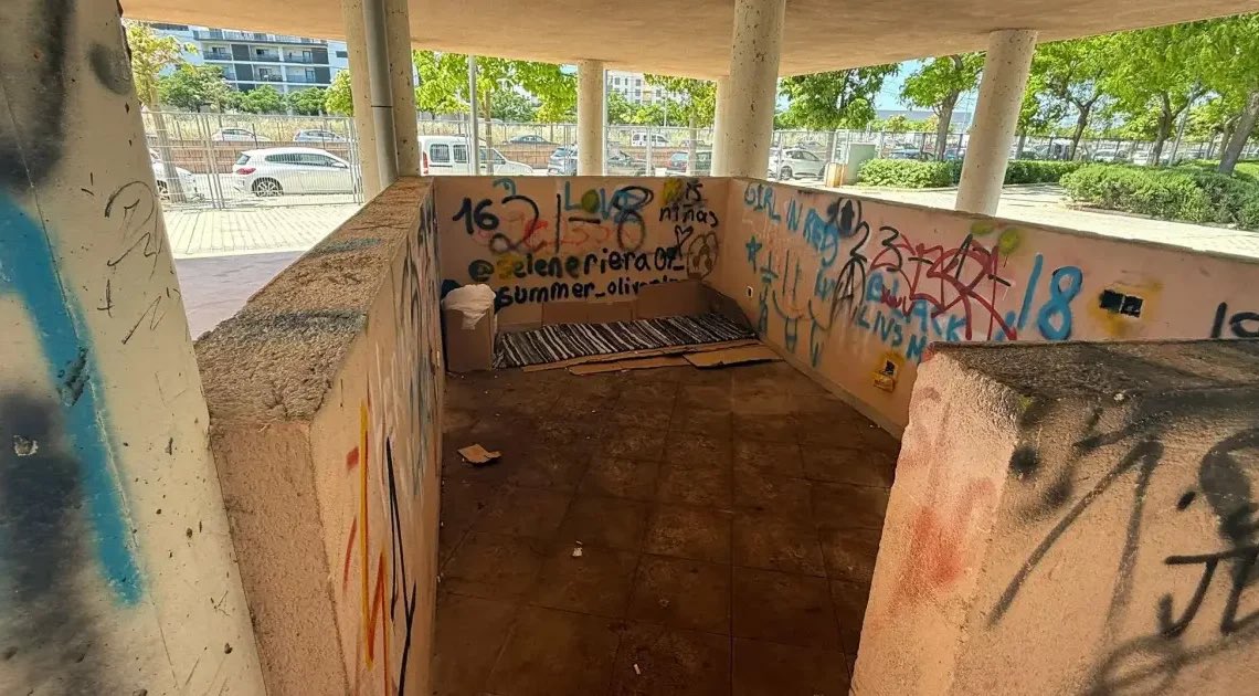 DiarioBalearCom's tweet photo. La realidad del sinhogarismo en Palma: un hombre busca refugio en el parque https://t.co/HhEBJrAN6P