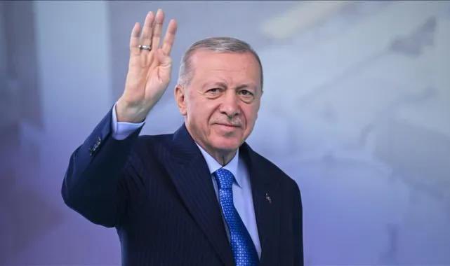 rasitaydin's tweet photo. Türkiye genelindeki 6 beldede yapılan mini ara yerel seçimler, ölçek olarak küçük görünse de ortaya koyduğu siyasi dinamikler açısından önümüzdeki seçimlere ışık tutacak niteliktedir.
CHP nin adaylarını Manisa milletvekili Özgür Özel ve İmamoğlu ekibi belirlemişti.
Bu mini yerel seçimde başarılı olmak chp deki statüleri ve chp tabanını ellerinde tutabilmeleri için önemliydi, bu yüzden tüm beldeleri teker teker ziyaret ederek bizzat sahaya indi. Fakat bütün çabasına rağmen, sandıktan çıkan 5-1'lik ezici sonuç Cumhur İttifakı’nın mutlak zaferini ile sonuçlandı.

6 Beldede Sandıktan Çıkan Net Tablo:
• Tokat - Yolüstü: AK Parti
• Almus - Bağtaşı: AK Parti
• Gümüşhane - Tekke: AK Parti
• Nevşehir - Mustafapaşa: AK Parti
• Yeşilyurt - Kuşçu: MHP
• Tokat - Çevrecik: CHP

Bu sonuçların en çarpıcı okuması, çeyrek asrı aşan iktidar süresine rağmen Türk halkının Cumhur İttifakı’na olan desteğini ve güvenini korumasıdır. Seçmen; uzun süreli iktidarların riski olan "metal yorgunluğu" algısını reddetmiş, istikrar ve güvenin adresi olarak yeniden mevcut iradeyi, Erdoğan ve Cumhur ittifakını seçmiştir.

Muhalefetin bu seçimi genel siyasetin bir test alanı olarak görerek attığı yoğun adımlar, Anadolu insanının seçmen refleksini kırmaya yetmemiştir. Sadece Çevrecik beldesini alabilen CHP için bu sonuç; popülarite odaklı kampanya dilinin, Anadolu’nun kılcal damarlarındaki milli ittifak bağı karşısında bir kez daha yenik düşmüştür.

6 beldelik bu mini yarış, niceliksel olarak küçük görünse de Türk siyasetinin omurgasındaki istikrar arayışını ve Cumhur İttifakı’na duyulan güvenin sürdürülebilirliğini tescilleyen net bir sonuç vermiştir.