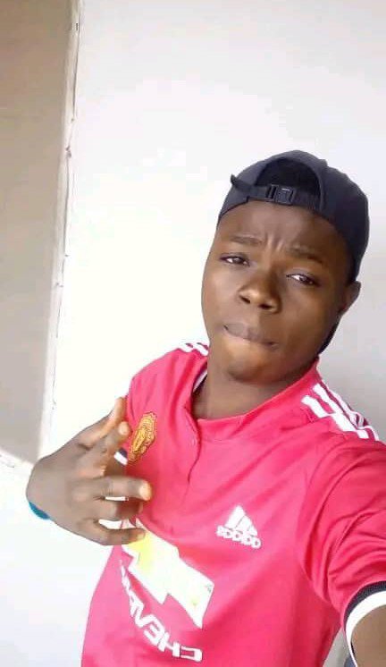 GbolahanOlanyi0's tweet photo. I'm a United fan not because I was born in Manchester, but because United was born in me. ❤️🔴🙌🏽

No be today oh 😂❤️😎 https://t.co/ZazgLDZTQI