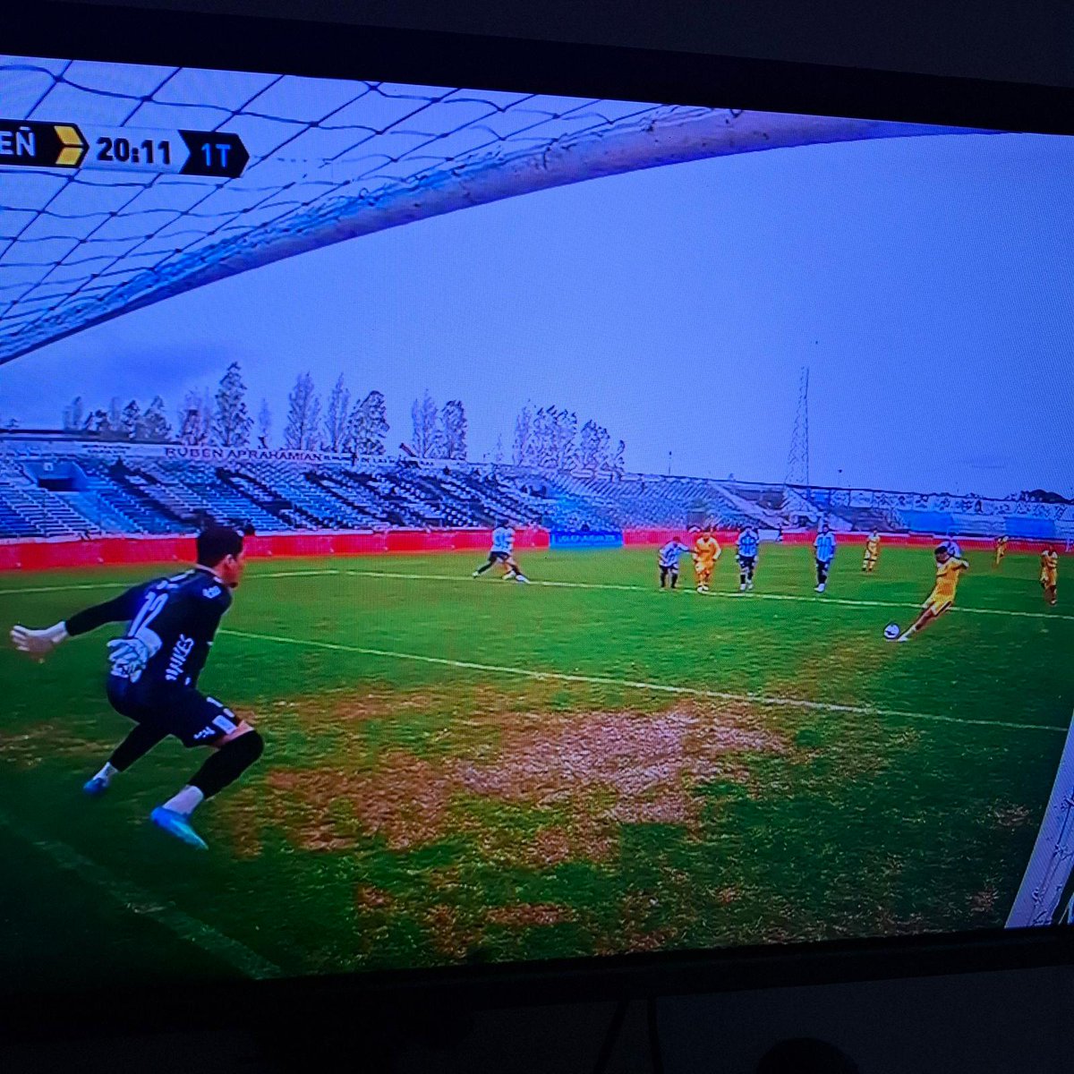 WilsonMendez86's tweet photo. El golero defensor deberá estar sobre la línea de meta, entre los postes, mirando al ejecutor del tiro, sin tocar los postes, hasta que se haya golpeado el balón. Al menos parte de un pie deberá estar tocando la línea de meta, o estar en línea con ella, cuando se golpee el balón https://t.co/ffnsemz1gQ