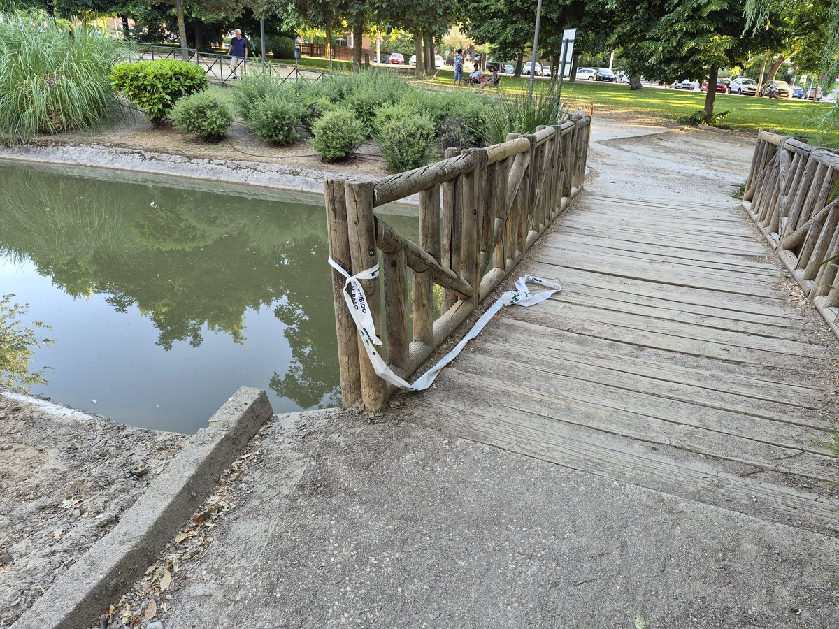 _JMMS_'s tweet photo. Cintas olvidadas de FCC por todos lados en el Parque París. Otro éxito de mantenimiento que no vimos venir... de verdad, qué intriga saber si el @Ayto_Las_Rozas paga a la contrata por limpiar el parque o por decorarlo con temática de zona catastrófica. 🚧🤡 
#LasRozas https://t.co/u8t6mxE4gL