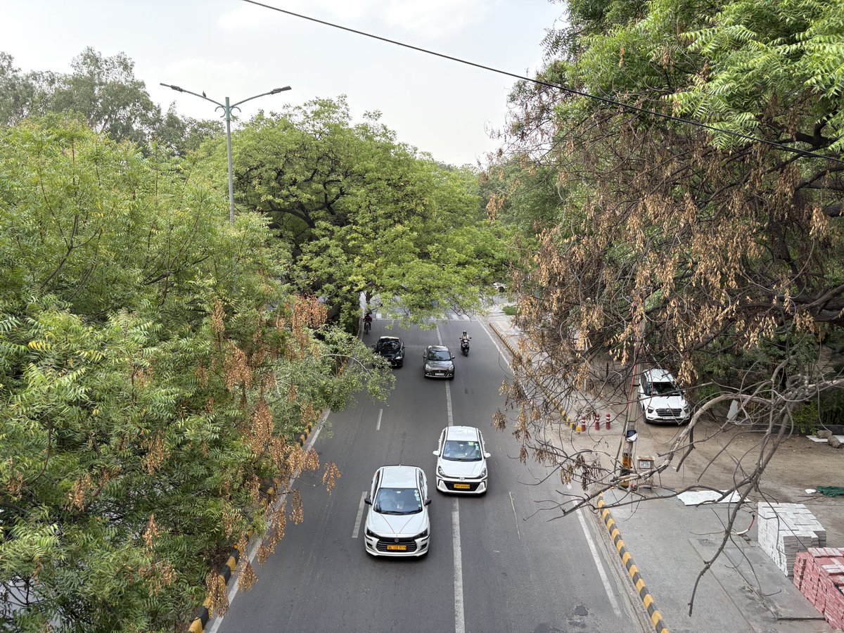 bhaumikgowande's tweet photo. The Indian phenomena of not driving in the traffic lane. https://t.co/NXg9q9wwHL