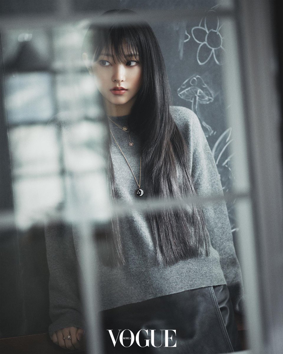 whitecheonbaram's tweet photo. 나 해린님 진짜.. 이런 커신미, 불 끄고 누웟는데 저 구석에 형체가 있고 다시 누웠는데 내 귓가에 대고 
내가 보여? 라고 하실 것 같은 이게 너무좋음
가위눌려도좋다고하면욕하실건가요 ¿ https://t.co/qQ8tWMwiTs