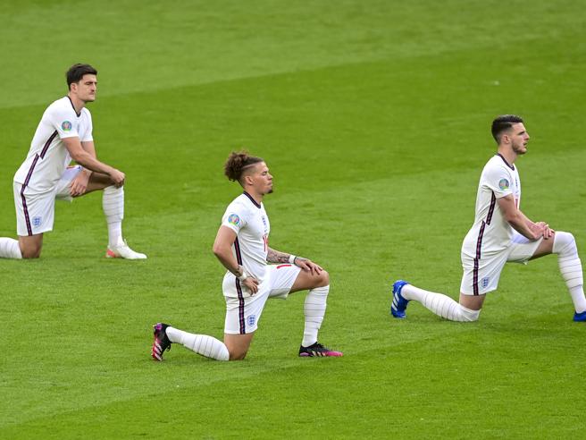 RadioGenoa's tweet photo. England players knelt for George Floyd not for Henry Novak. Mercenaries. https://t.co/mg64lsLfNM