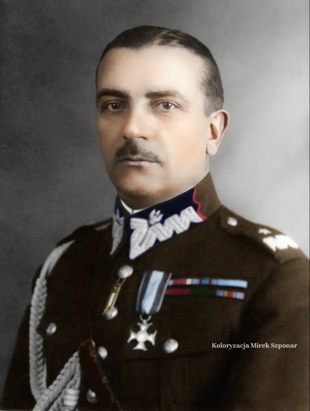 Cogito1918's tweet photo. Przeprowadza nocną szarżę rodem
z Sienkiewicza przeciw Ukraińcom,
20 lat później rzuca wyzwanie
potędze pancernej Niemiec
i Sowietów, a w końcu dostaje
katyńską kulę w tył głowy.

Konstanty Plisowski - polski "Bóg
Wojny" i legenda polskiej kawalerii,
o którym Hollywood powinno
nakręcić film.

Ikona polskiego męstwa.
Znakomity strateg i dowódca.
Bohater 4 wojen.

Podczas I wś przeprowadził
niemożliwy 1400 kilometrowy
marsz z Odessy do Twierdzy
Bobrujsk.
Stoczył z Ukraińcami legendarny
bój pod Jazłowcem, tracąc tylko
jednego żołnierza!
Na tym zwycięstwie budowano mit
niezwyciężonej polskiej kawalerii.
Gromił bolszewię pod Komarowem
w największej bitwie konnicy
w wojnie z bolszewikami.

We Wrześniu 1939 stawiał opór
Niemcom i Sowietom.
Bohatersko bronił Twierdzy
Brzeskiej.
Jego improwizowane siły odpierały
elitarne korpusy pancerne gen.
Guderiana.
Został ranny.
Trafił do sowieckiej niewoli.
Więziony w Starobielsku.
Zamordowany w Charkowie.
Niezłomny do końca.

8 VI 1890 przyszedł na świat
GEN. DYW. KONSTANTY
PLISOWSKI.

Wieczna cześć Mu i chwała!