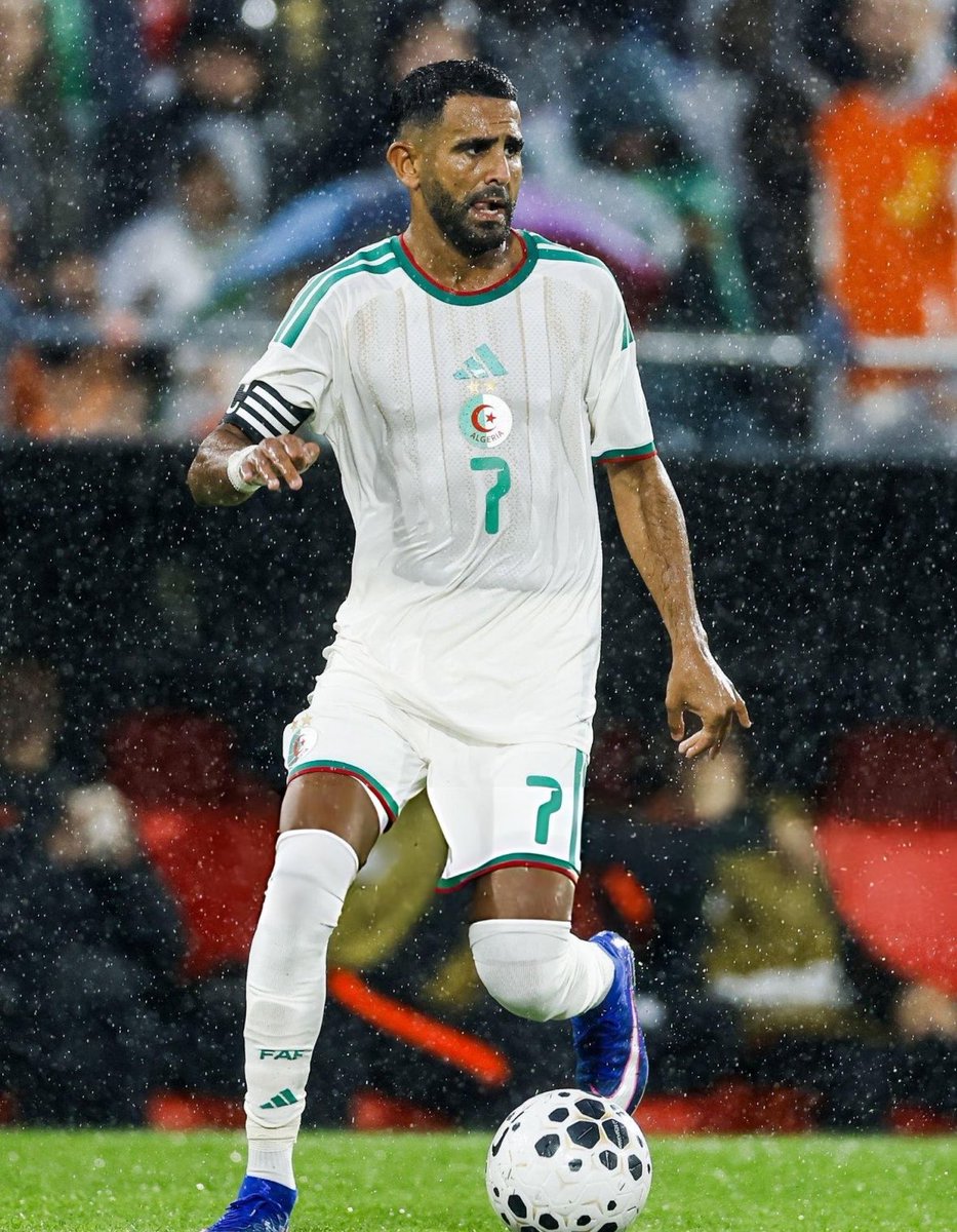 Rm7world's tweet photo. 🚨🗣️ رفيق بلغالي (لاعب الجزائر) :

رياض محرز أكثر من قائد بالنسبة لنا ، هو بمثابة الأخ الأكبر ولا يتوقف عن تزويدنا بالنصائح 💚 https://t.co/AUD40etVy9