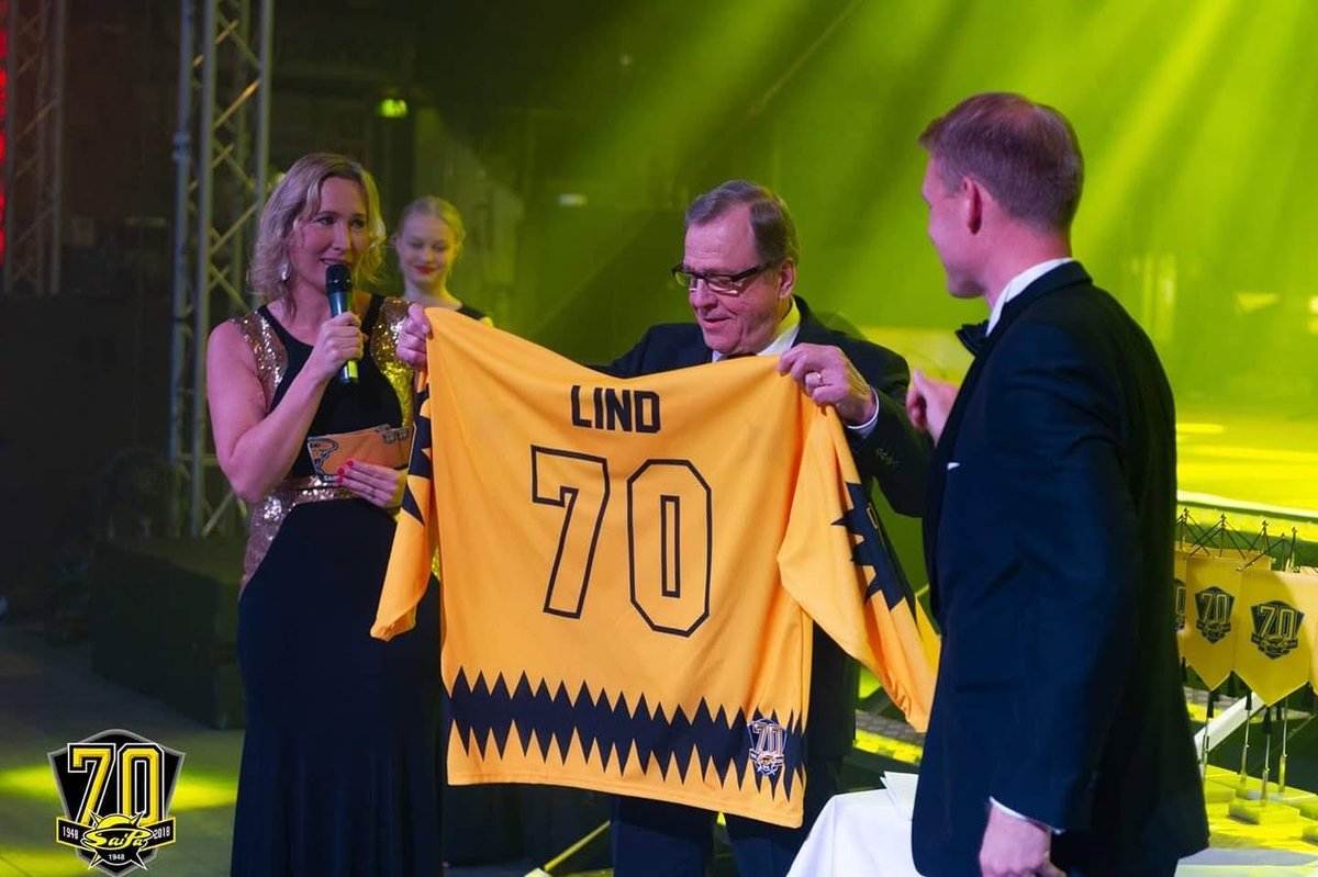 Liiga_SaiPa's tweet photo. Arvi Lind in memoriam.🕊️💛🖤

SaiPa ottaa osaa Arvi Lindin poismenoon.  SaiPassakin pelannut entinen uutistenlukija Arvi Lind oli 85-vuotias kuollessaan.

Otamme osaa omaisten suruun.

Kuva SaiPan 70-vuotisjuhlagaalasta 2018.

#SaiPa #Liiga #YhdessäVahvempia https://t.co/NM4W5XITvx