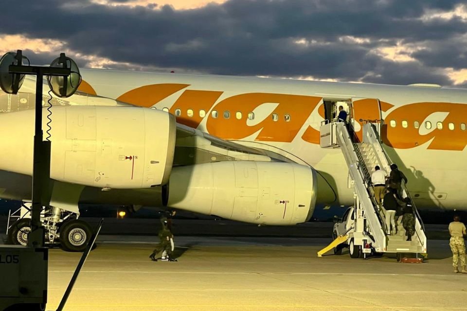 ReporteYa's tweet photo. #7Jun #Venezuela #Aviación #Conviasa
Conviasa denunció el desvío forzado de un vuelo Cancún–Maiquetía hacia Jamaica y aseguró que pasajeros permanecieron más de ocho horas en incertidumbre por fallas en la asistencia aeroportuaria. La aerolínea anunció acciones para esclarecer el caso. – TalCual