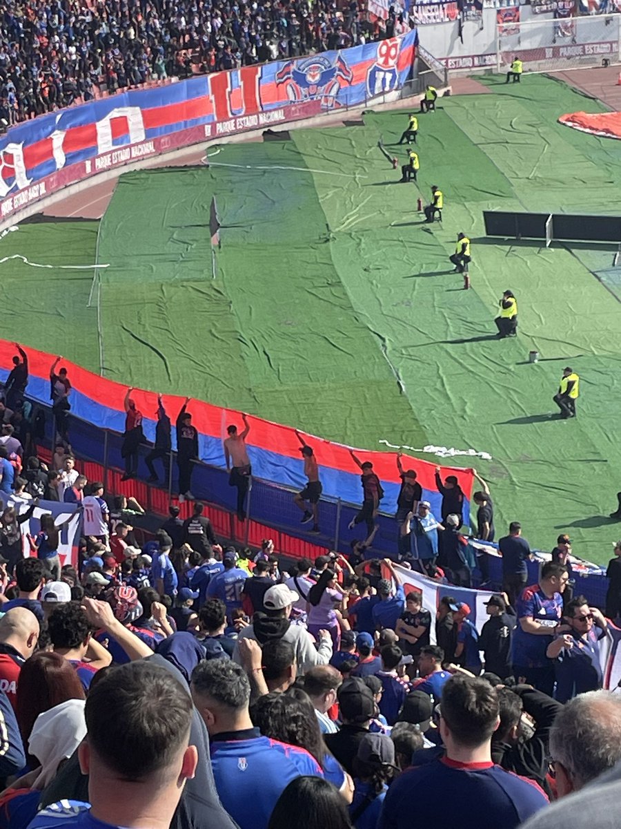 NoirBullanguero's tweet photo. No entiendo el fenómeno de comprar una entrada pa estar todo el partido abajo de un lienzo xd https://t.co/HOS4aopDqh
