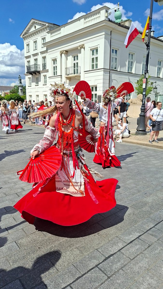 S_Potapowicz's tweet photo. Parada Syrenki na Trakcie Królewskim 🧜‍♀️ Tak celebrowaliśmy Święto Warszawy! https://t.co/HVJ2Hbvan1
