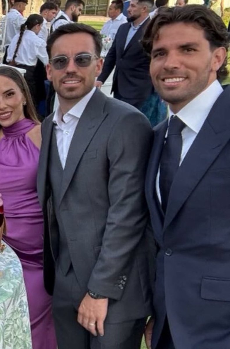 Cororo0's tweet photo. Elegantes para la boda de Fernando Pacheco 🧐 https://t.co/FMEJe9eenw